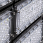 GloboStar® GOLIATH 90105 LED Προβολέας Γηπέδου – Φωτιστικό Tunnel 1000W 160000LM 75°*135° AC 100-277V Αδιάβροχο IP65 Μ62 x Π22 x Υ90cm Ψυχρό Λευκό 5000K – MeanWell Driver & LumiLEDs Chip – 5 Χρόνια Εγγύηση