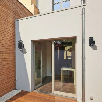 Επιτοίχιο φωτιστικό κήπου 2xE27 IP44 τετράγωνο με μαύρο σώμα V-TAC – 93574