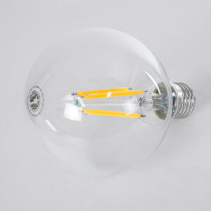 GloboStar® 99084 Λάμπα LED Long Filament E27 G95 Γλόμπος 4W 840lm 360° AC 220-240V IP20 Φ9.5 x Υ13.8cm Θερμό Λευκό 2700K με Διάφανο Γυαλί – Pro Series 210lm/W – A Ενεργειακή Κλάση – 3 Χρόνια Εγγύηση