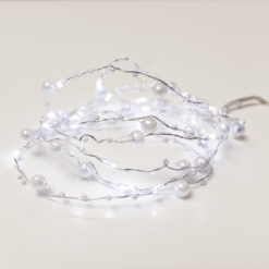 “PEARL” Σχέδιο 20 LED ΛΑΜΠΑΚ ΣΕΙΡΑ ΨΥΧΡΟ ΛΕΥΚΟ ΑΣΗΜΙ ΚΑΛΩΔ ΧΑΛΚΟΥ & ΜΠΑΤΑΡ 2xAA IP20 2m+10cm 1.2W ACA – XSW20W2APEARL