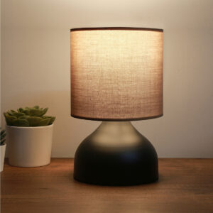 GloboStar® RUBIK 204-0060 Μοντέρνο Eπιτραπέζιο Φωτιστικό Μονόφωτο 1 x E27 IP20 Μαύρο Μέταλλο με Μπεζ Ύφασμα – Μ19 x Π19 x Υ30cm