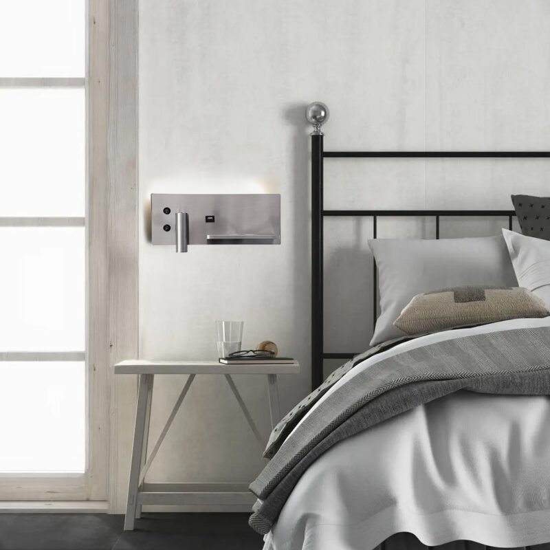 GloboStar® PALADIN 61356 Μοντέρνο Φωτιστικό Τοίχου – Απλίκα Ξενοδοχείου Bed Side LED 6W 720lm 36° AC 220-240V – Reading Light & Κρυφός Φωτισμός – Φορτιστές USB 3A & Wireless 20W – Μ30 x Π11 x Υ12cm – Φυσικό Λευκό 4500K – Νίκελ Βούρτσας – Δεξί