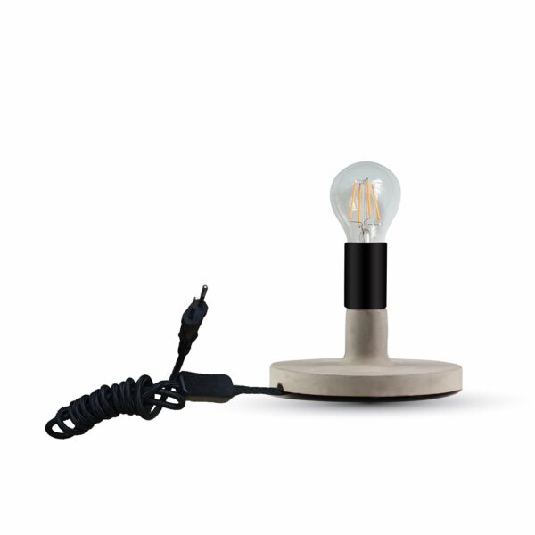 Μοντέρνα λάμπα με ορατή σπειροειδή λάμπα σε μίνιμαλ βάση, συνδεδεμένη με μαύρο καλώδιο και βύσμα.