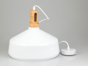 Μοντέρνο λευκό φωτιστικό οροφής με ξύλινη λεπτομέρεια και καλώδιο σε γκρι φόντο.