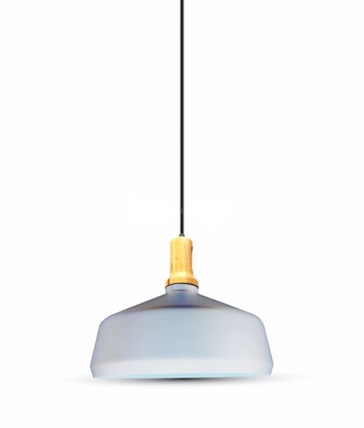 Μοντέρνο κρεμαστό φωτιστικό με γκρι καπέλο και ξύλινη λεπτομέρεια, ιδανικό για διακόσμηση εσωτερικών χώρων.