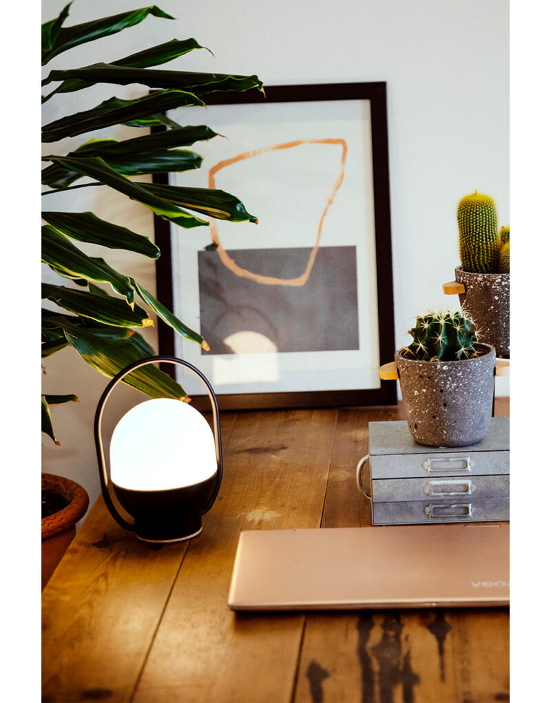 TAKE AWAY BLACK PORTABLE LED 1.5W 2700K – 1-FR01016