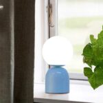 GloboStar® MAGIC 204-0133 Μοντέρνο Eπιτραπέζιο Φωτιστικό Μονόφωτο 1 x E14 IP20 Μπλε Μέταλλο με Λευκό Γυαλί – Μ13 x Π13 x Υ28cm