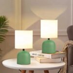 GloboStar® LOREN 204-0136 Μοντέρνο Eπιτραπέζιο Φωτιστικό Μονόφωτο 1 x E27 IP20 Πράσινο Μέταλλο με Μπεζ Ύφασμα – Μ15 x Π15 x Υ31cm