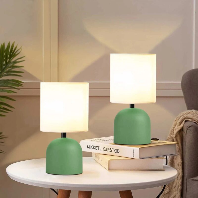 GloboStar® LOREN 204-0136 Μοντέρνο Eπιτραπέζιο Φωτιστικό Μονόφωτο 1 x E27 IP20 Πράσινο Μέταλλο με Μπεζ Ύφασμα – Μ15 x Π15 x Υ31cm