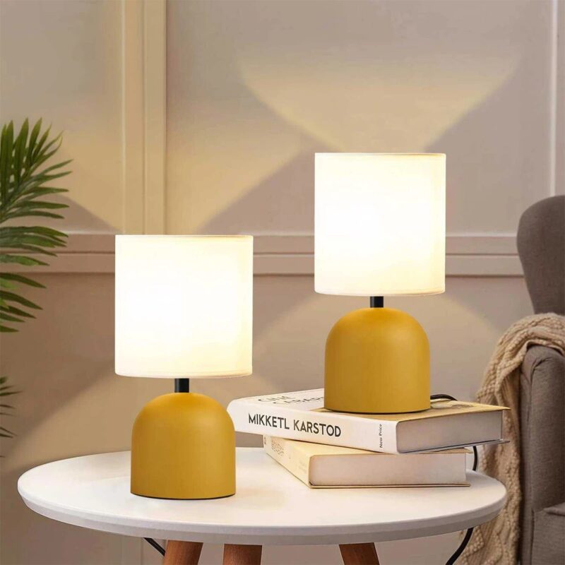 GloboStar® LOREN 204-0137 Μοντέρνο Eπιτραπέζιο Φωτιστικό Μονόφωτο 1 x E27 IP20 Κίτρινο Μέταλλο με Μπεζ        Ύφασμα – Μ15 x Π15 x Υ31cm