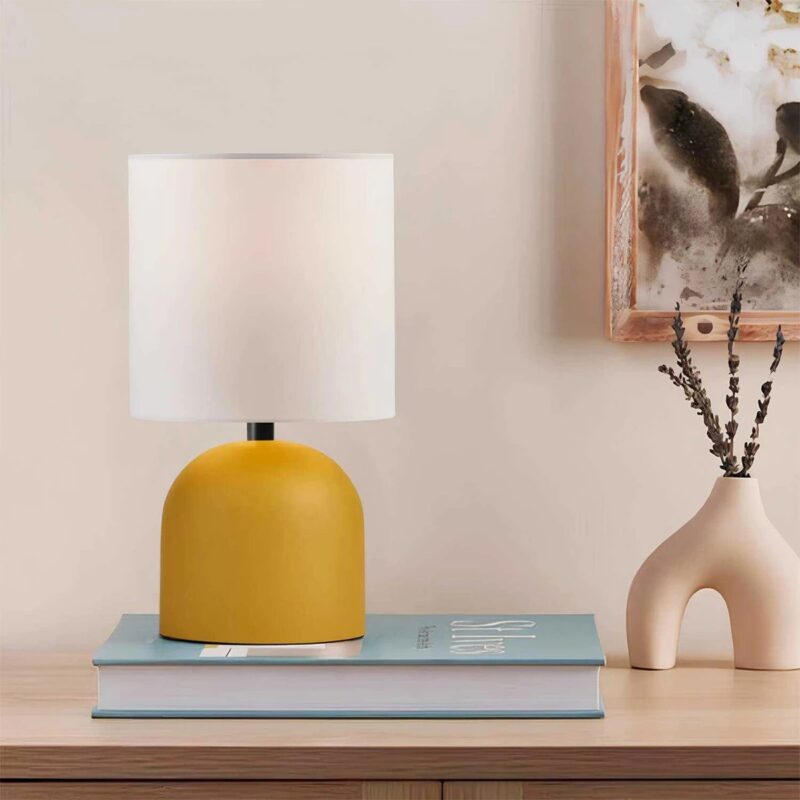 GloboStar® LOREN 204-0137 Μοντέρνο Eπιτραπέζιο Φωτιστικό Μονόφωτο 1 x E27 IP20 Κίτρινο Μέταλλο με Μπεζ        Ύφασμα – Μ15 x Π15 x Υ31cm