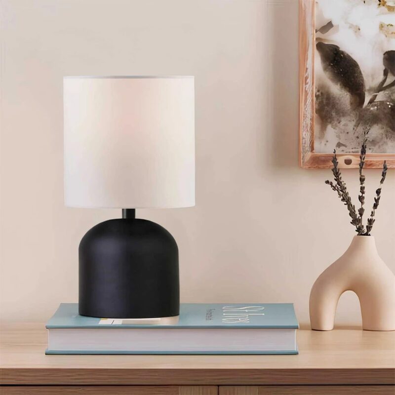 GloboStar® LOREN 204-0138 Μοντέρνο Eπιτραπέζιο Φωτιστικό Μονόφωτο 1 x E27 IP20 Μαύρο Μέταλλο με Μπεζ  Ύφασμα – Μ15 x Π15 x Υ31cm