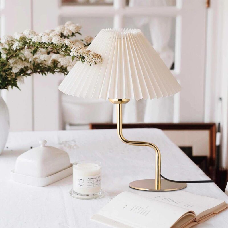 GloboStar® LIVL 204-0169 Μοντέρνο Eπιτραπέζιο Φωτιστικό Μονόφωτο 1 x E27 IP20 Χρυσό Μέταλλο με Μπεζ Ύφασμα – Μ22 x Π22 x Υ34cm