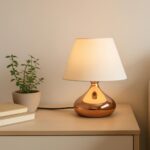 GloboStar® KORG 204-0184 Μοντέρνο Επιτραπέζιο Φωτιστικό Πορτατίφ Μονόφωτο 1 x E27 AC 220-240V IP20 Μπεζ & Χάλκινο – Μ17 x Π17 x Υ23cm