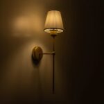 GloboStar® LING 204-0189 Μοντέρνο Φωτιστικό Τοίχου Απλίκα Μονόφωτο 1 x E27 AC 220-240V IP20 Μπεζ & Μαύρο – Μ13 x Π13 x Υ50cm