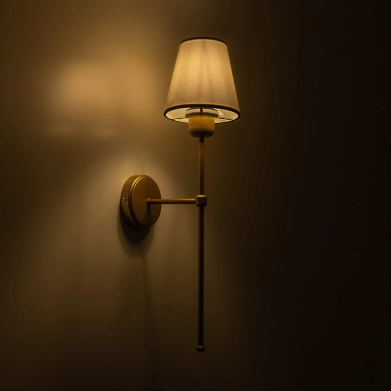 GloboStar® LING 204-0189 Μοντέρνο Φωτιστικό Τοίχου Απλίκα Μονόφωτο 1 x E27 AC 220-240V IP20 Μπεζ & Μαύρο – Μ13 x Π13 x Υ50cm