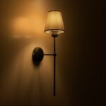 GloboStar® LING 204-0190 Μοντέρνο Φωτιστικό Τοίχου Απλίκα Μονόφωτο 1 x E27 AC 220-240V IP20 Μπεζ & Μαύρο – Μ13 x Π13 x Υ50cm