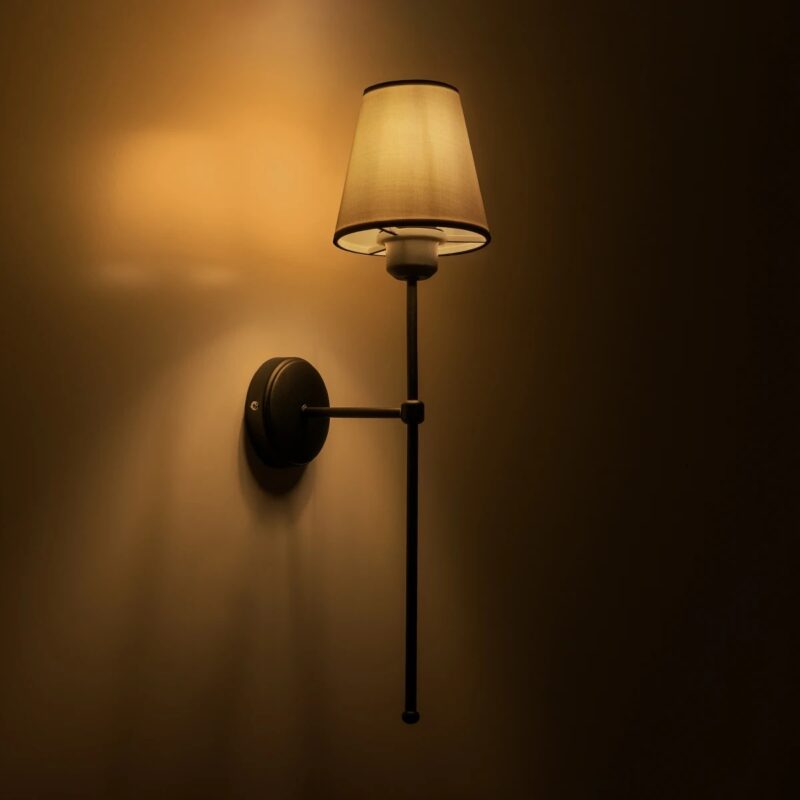 GloboStar® LING 204-0190 Μοντέρνο Φωτιστικό Τοίχου Απλίκα Μονόφωτο 1 x E27 AC 220-240V IP20 Μπεζ & Μαύρο – Μ13 x Π13 x Υ50cm