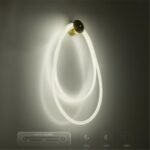 kelvo® GLOW 61676 Μοντέρνο Φωτιστικό Τοίχου – Απλίκα LED 45W 4500lm 360° AC 220-240V IP20 Ρυθμιζόμενο Λευκό CCT με Χειριστήριο από 2700K έως 6000K Dimmable – Lumileds SMD Chip – Χρυσό Πλατίνα & Λευκό Νήμα – Μ30 x Π15 x Υ110cm – 3 Χρόνια Εγγύηση