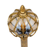 GloboStar® ETOILE 00985 Vintage Φωτιστικό Κολωνάκι Κήπου Μονόφωτο 1 x E27 Μπρονζέ Χρυσό Μεταλλικό Πλέγμα με Μελί Γυάλινη Μπάλα D18 x H102cm