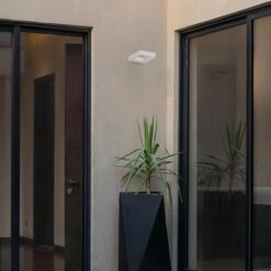 kelvo® AURA KLV-101-0118 Φωτιστικό Τοίχου / Απλίκα LED 7W 875lm 45° AC 220-240V Αδιάβροχο IP65 Θερμό Λευκό 2700K – Bridgelux COB Chip & TÜV SÜD Driver – Λευκό Ματ – Μ13 x Π15 x Υ4.5cm – 5 Χρόνια Εγγύηση
