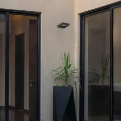 kelvo® AURA KLV-101-0116 Φωτιστικό Τοίχου / Απλίκα LED 7W 875lm 45° AC 220-240V Αδιάβροχο IP65 Θερμό Λευκό 2700K – Bridgelux COB Chip & TÜV SÜD Driver – Μαύρο Ματ – Μ13 x Π15 x Υ4.5cm – 5 Χρόνια Εγγύηση