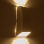 kelvo® FLUX KLV-101-0121 Φωτιστικό Τοίχου / Απλίκα LED 6W 750lm 30° AC 220-240V Αδιάβροχο IP65 Θερμό Λευκό 2700K – Bridgelux COB Chip & TÜV SÜD Driver – Λευκό Ματ – Μ5 x Π8.5 x Υ17cm – 5 Χρόνια Εγγύηση