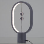 GloboStar® 76545 Επιτραπέζιο Φωτιστικό Πορτατίφ LED 15W 1500lm 360° DC 5V IP20 Θερμό Λευκό 2700K Γκρι & Λευκό Πλαστικό – Μ14 x Π5.5 x Υ24.8cm – 2 Xρόνια Εγγύηση