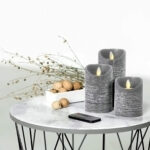GloboStar® 79559 ΣΕΤ 3 Διακοσμητικών Realistic Κεριών Παραφίνης με LED Εφέ Κινούμενης Φλόγας – Μπαταρίας & Ασύρματο Χειριστήριο IR Γκρι με Ασημένιες Ρίγες Θερμό Λευκό 3000K Dimmable