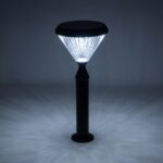 GLOBOSTAR® VEGGIE 90522 Φωτιστικό Κολωνάκι Κήπου LED 10W 500lm 120° με Ενσωματωμένο Φωτοβολταϊκό Panel 6V 2W & Επαναφορτιζόμενη Μπαταρία Li-ion 3.2V 6000mAh με Αισθητήρα Ημέρας-Νύχτας Αδιάβροχο IP65 Ψυχρό Λευκό 6000K – Sanan SMD Chip – Μαύρο – Μ26 x Π26 x Υ60cm – 2 Χρόνια Εγγύηση
